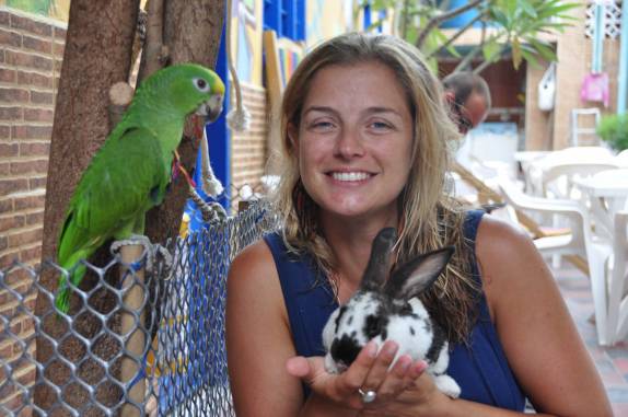 Dois dos mascotes do Hostal Mamallena, em Cartagena, na Colômbia